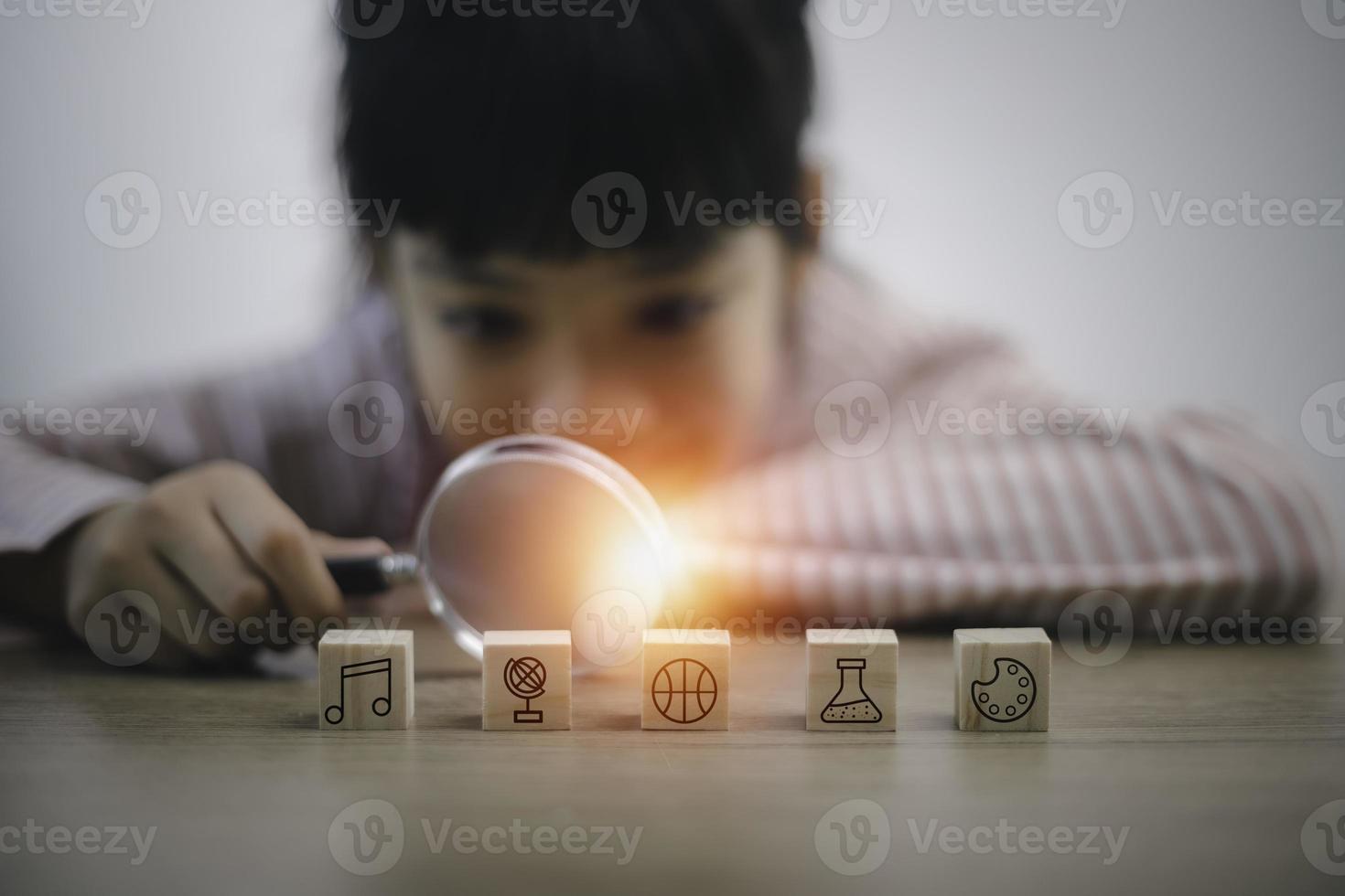 menina de crianças inteligentes asiáticas usando uma lupa para explorar... habilidades para se tornarem gênios. número, linguagem, habilidade motora, pensamento criativo, foto