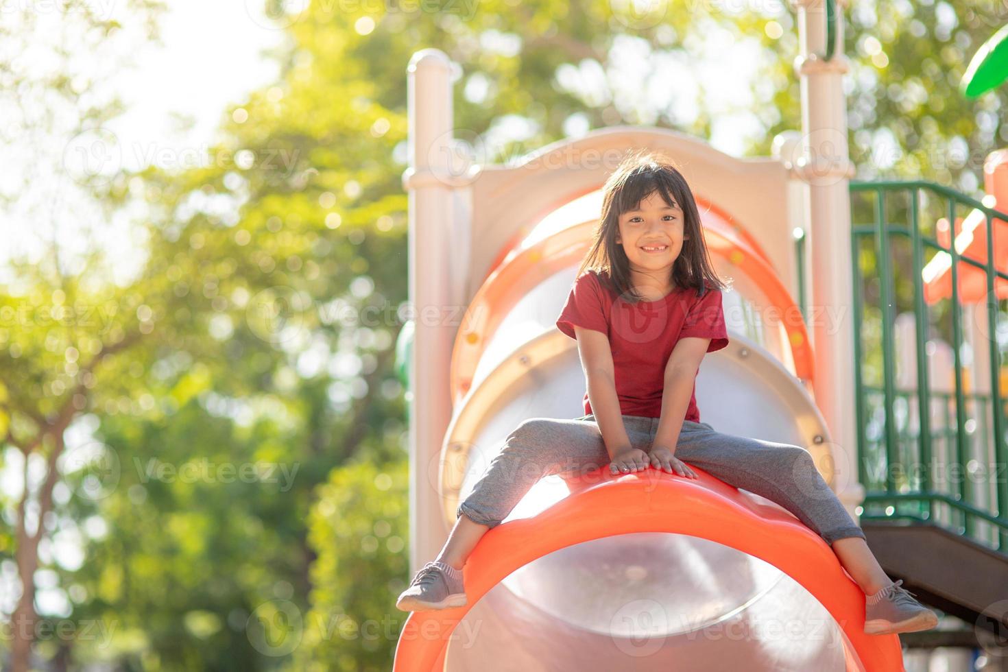 menina ativa no playground foto