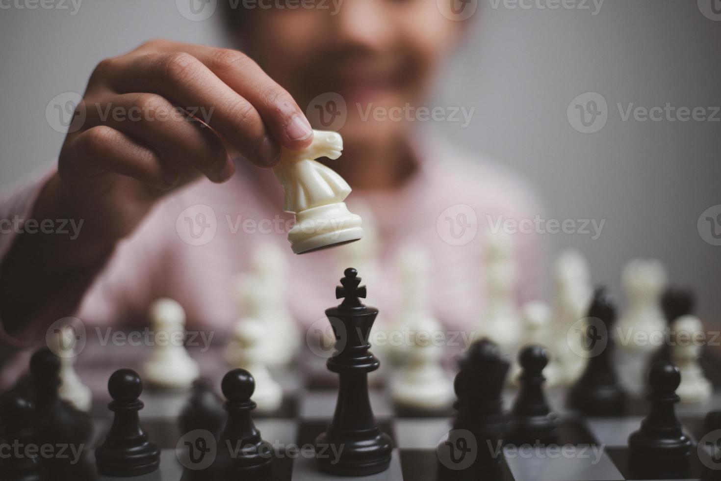 Menina jogando xadrez com um gato engraçado em seu quarto, jovem, mulher,  jogo de tabuleiro, recreação, preparar para intel