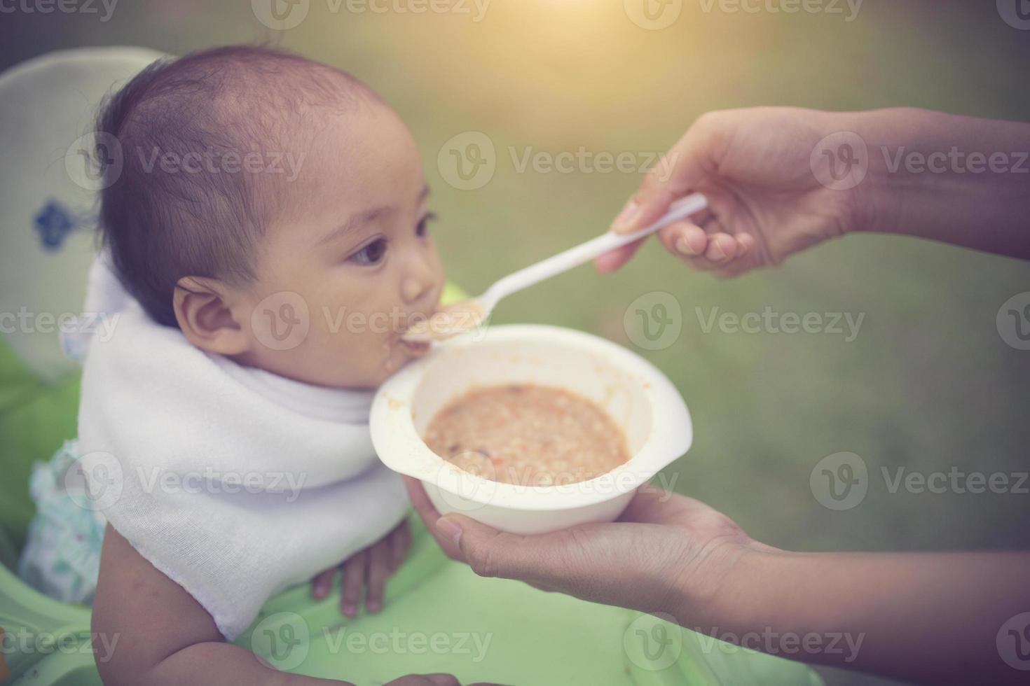 mãe alimentando seu bebê foto