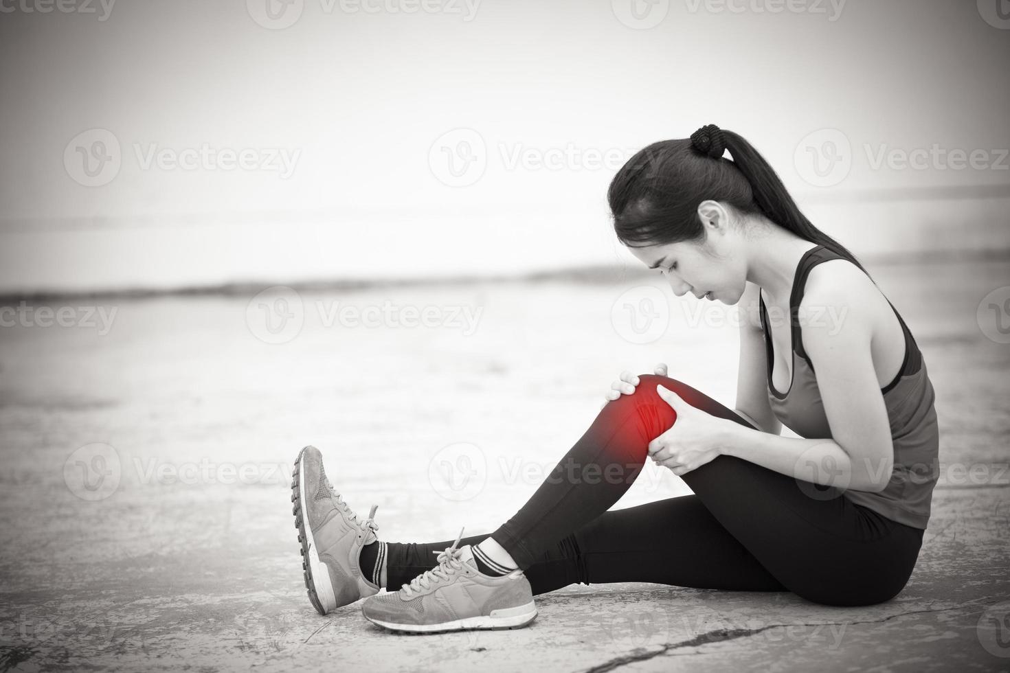 lesão de mulheres saudáveis do exercício, ela machucou o joelho foto