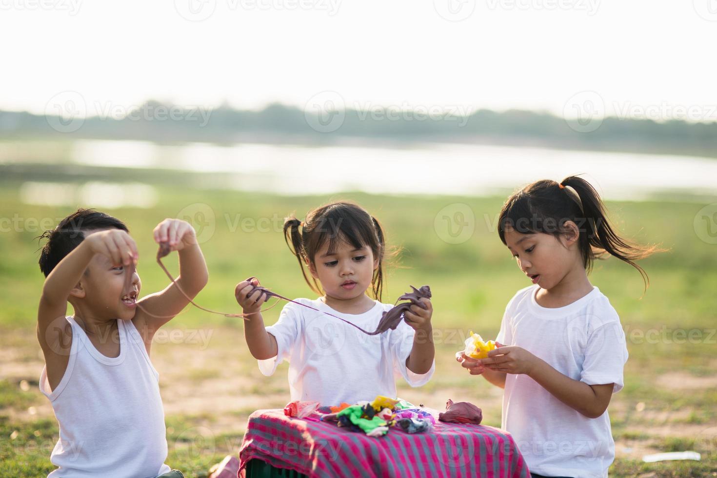 grupo crianças meninas e meninos molde de plasticina no jardim de infância foto