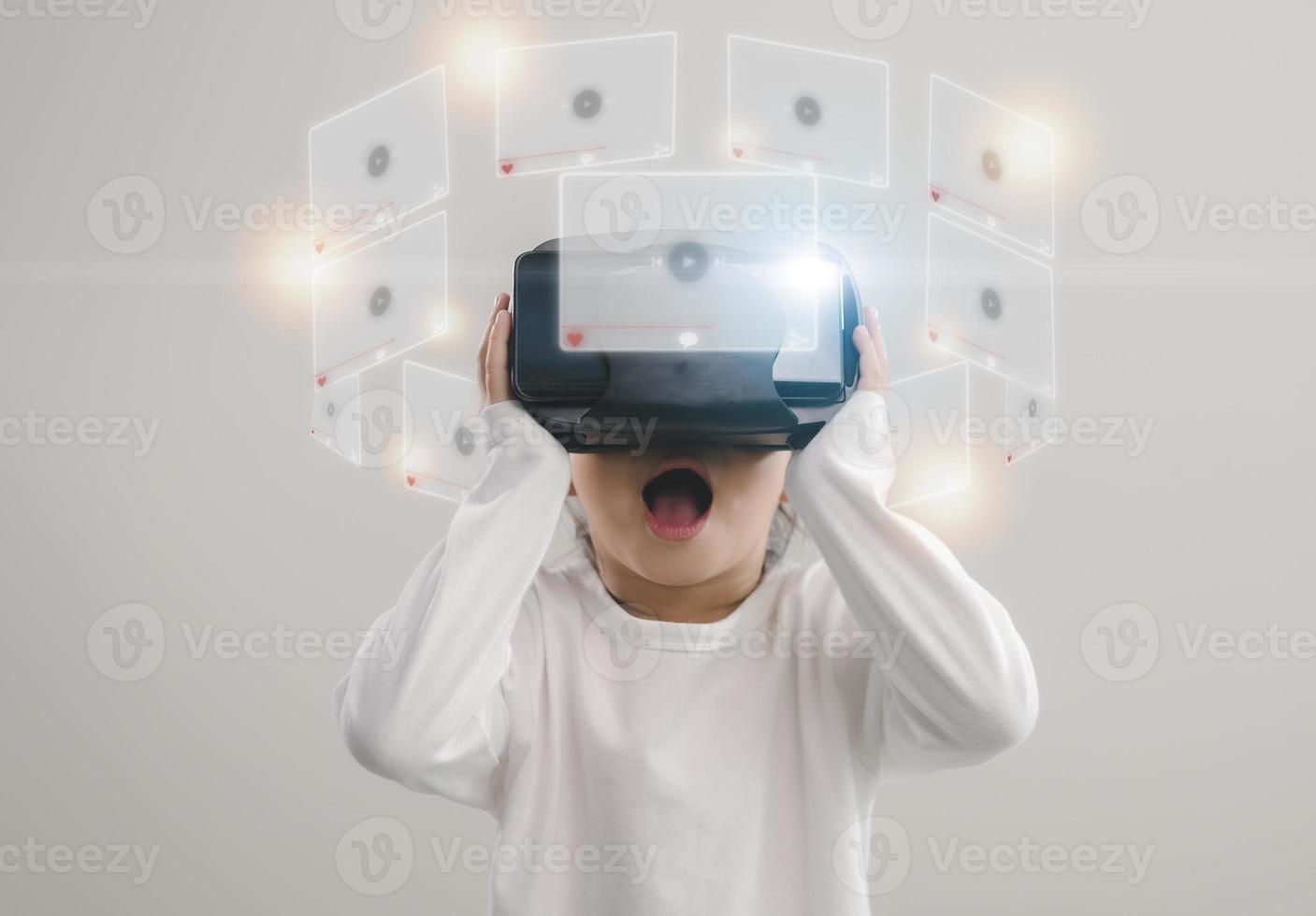 garota feliz em copos de realidade virtual. realidade aumentada, ciência, conceito de tecnologia do futuro. vr. óculos 3d futuristas com projeção virtual. foto
