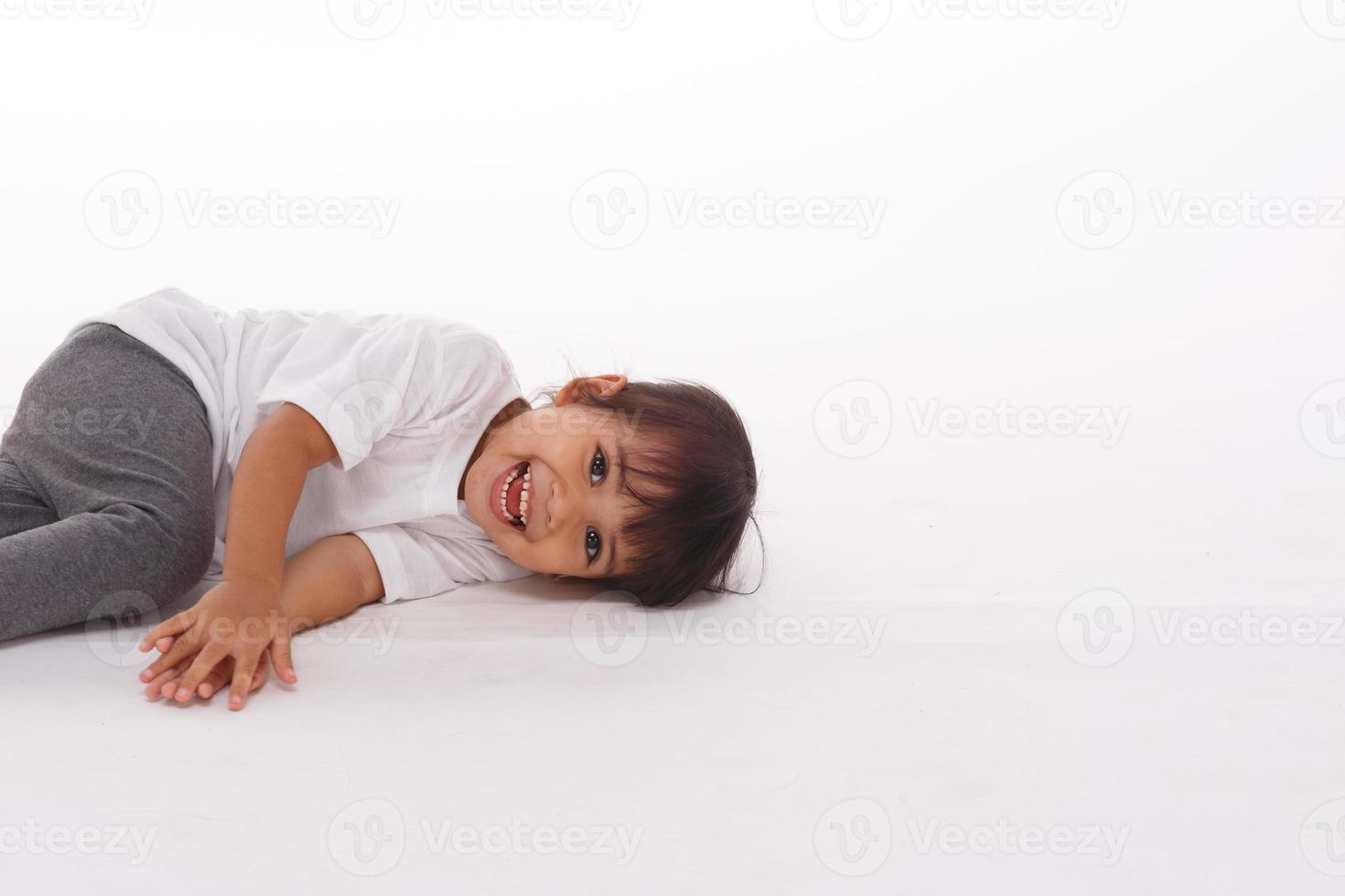 menina isolada em um fundo branco foto