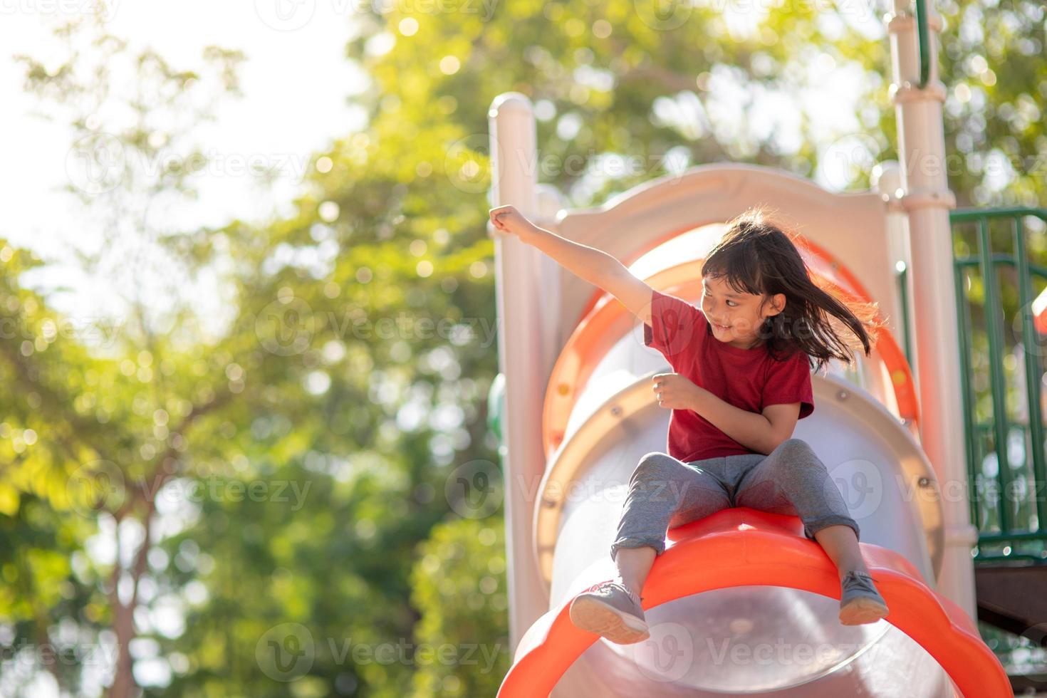 menina ativa no playground foto