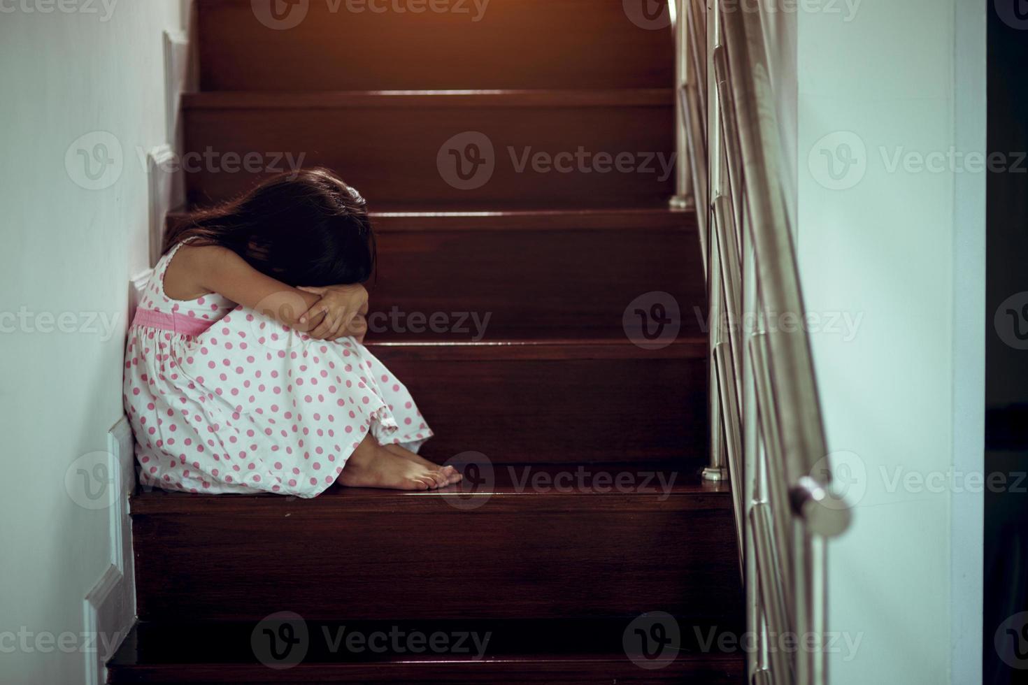 criança triste deste pai e mãe discutindo, conceito negativo familiar. foto