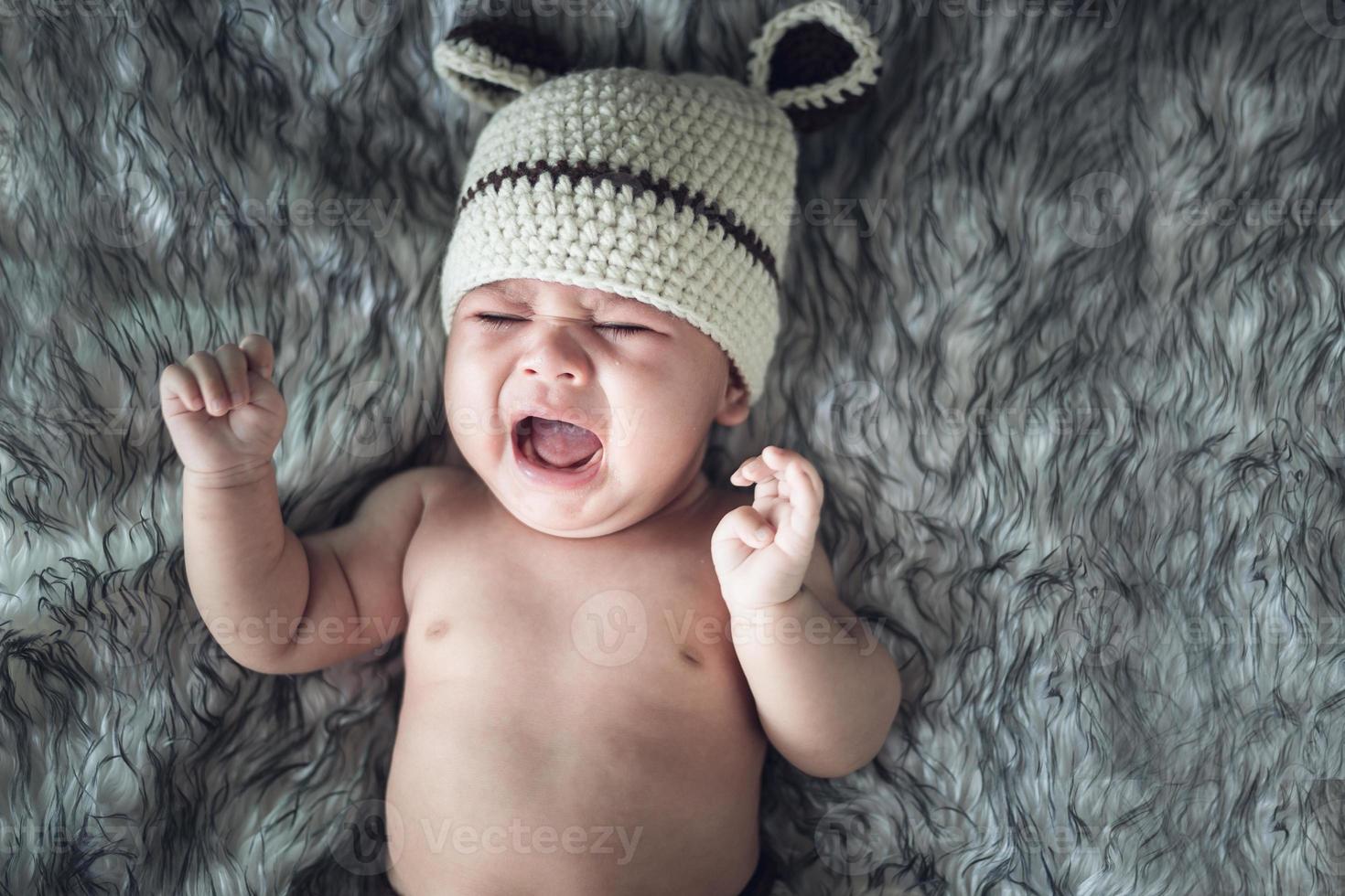 menina chorando em um envoltório foto