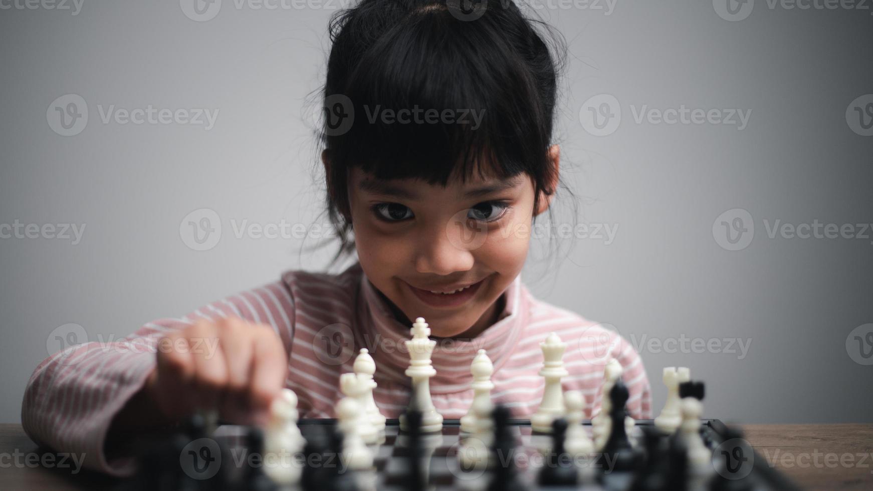 menina jogando uma partida de xadrez em um tabuleiro de xadrez. foto