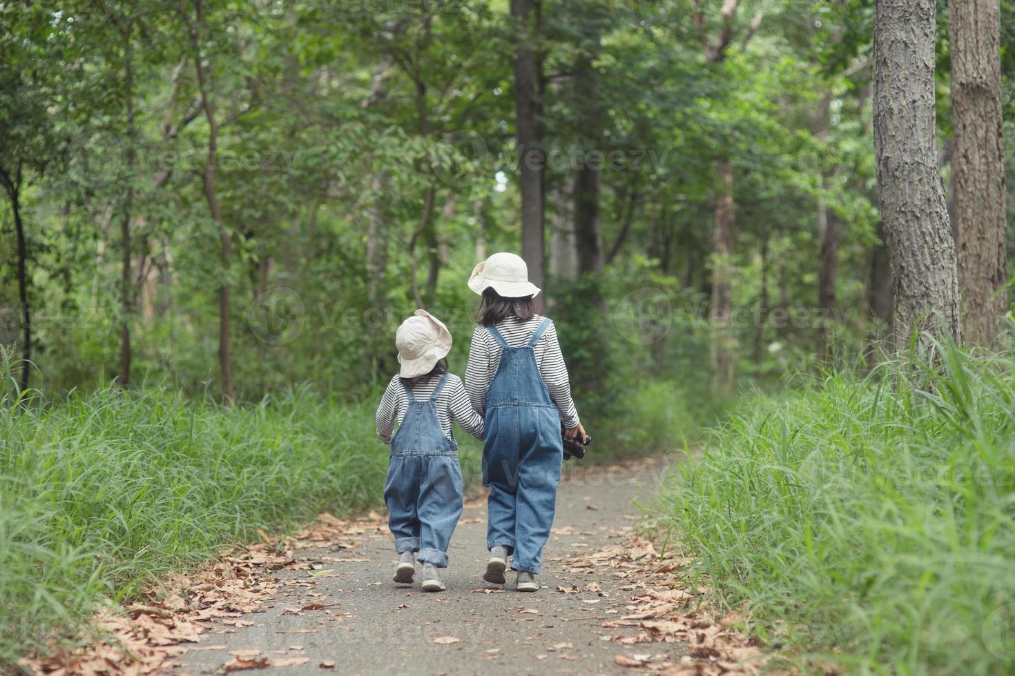 as crianças estão indo para o acampamento da família na floresta caminhar ao longo da rota turística. estrada de acampamento. conceito de férias de viagem em família. foto