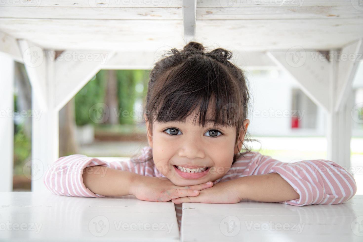 menina feliz se divertindo em casa foto