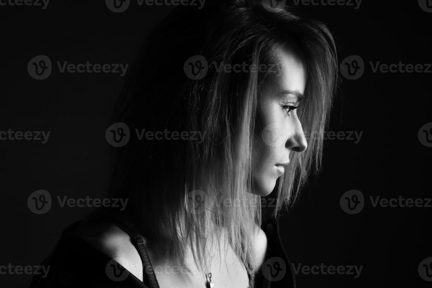 retrato de uma mulher em uma jaqueta de couro e lingerie, foto preto e branco