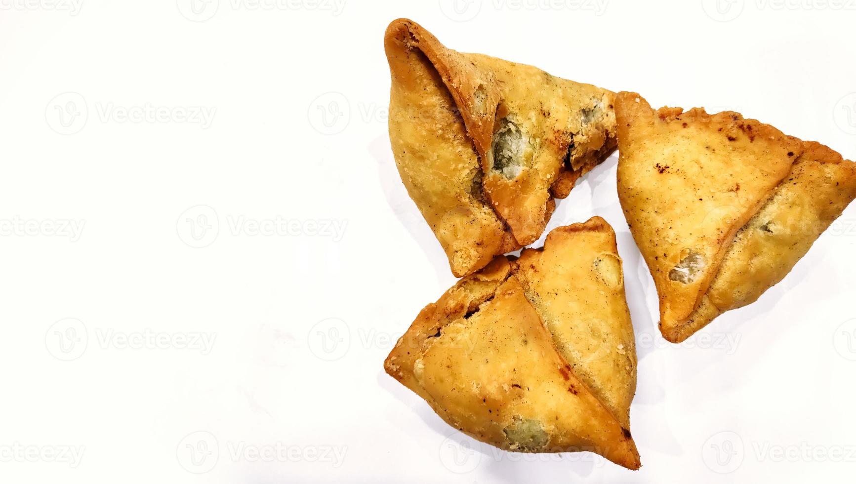 samosa de batata em fundo branco, comida tradicional indiana ou paquistanesa do ramadã foto