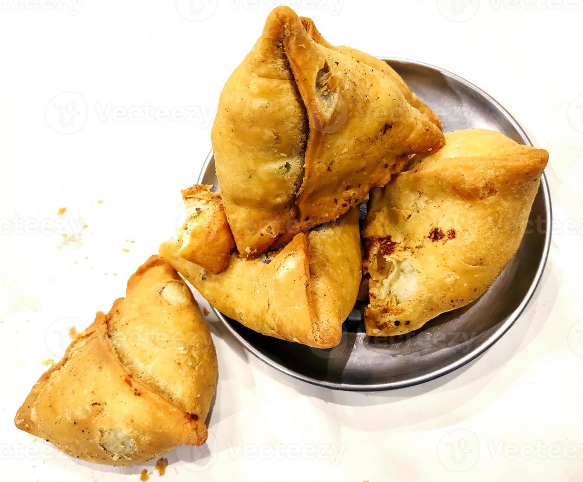 samosa de batata em fundo branco, comida tradicional indiana ou paquistanesa do ramadã foto