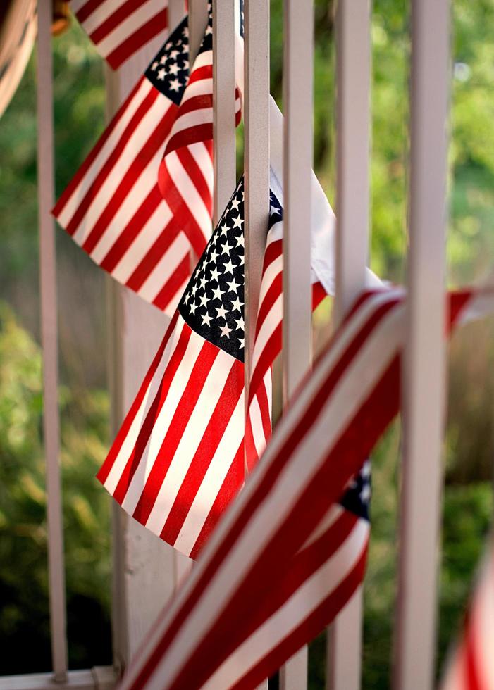 uma fileira de bandeiras americanas foto