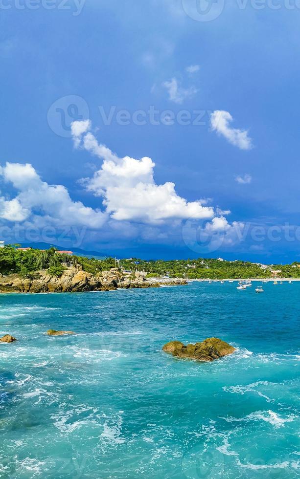 belas ondas de surfista rochas falésias na praia puerto escondido méxico. foto