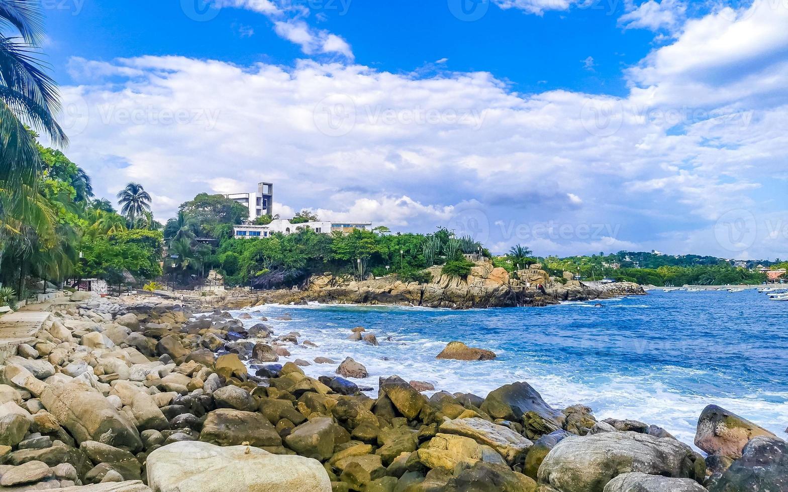 belas ondas de surfista rochas falésias na praia puerto escondido méxico. foto