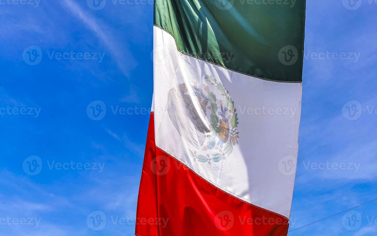 mexicano verde branco bandeira vermelha em zicatela puerto escondido méxico. foto