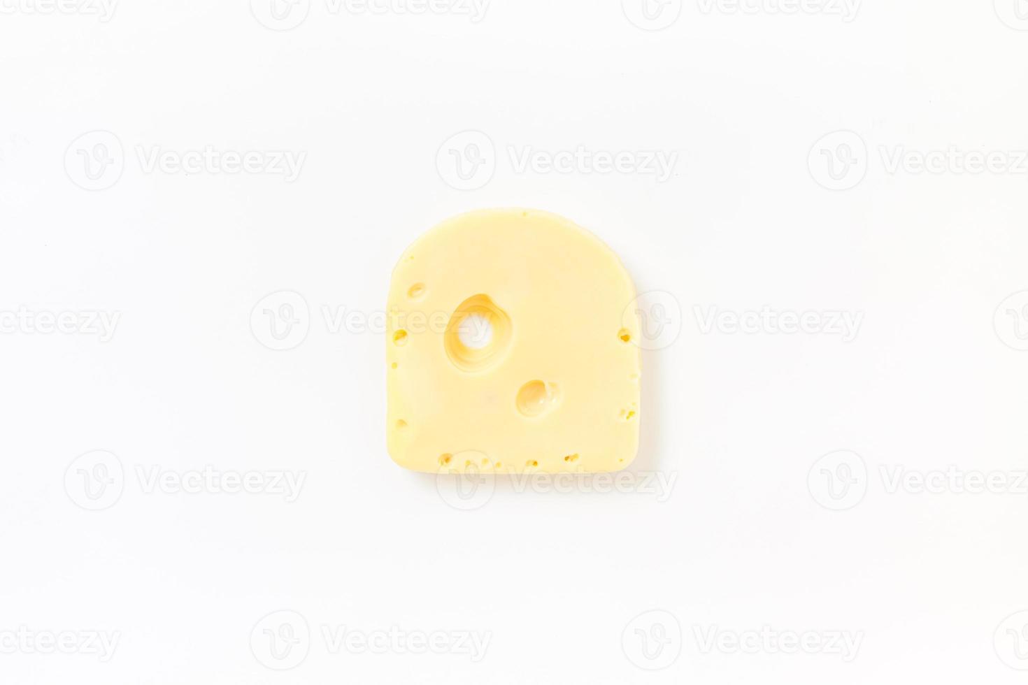 pedaço de queijo no fundo branco foto