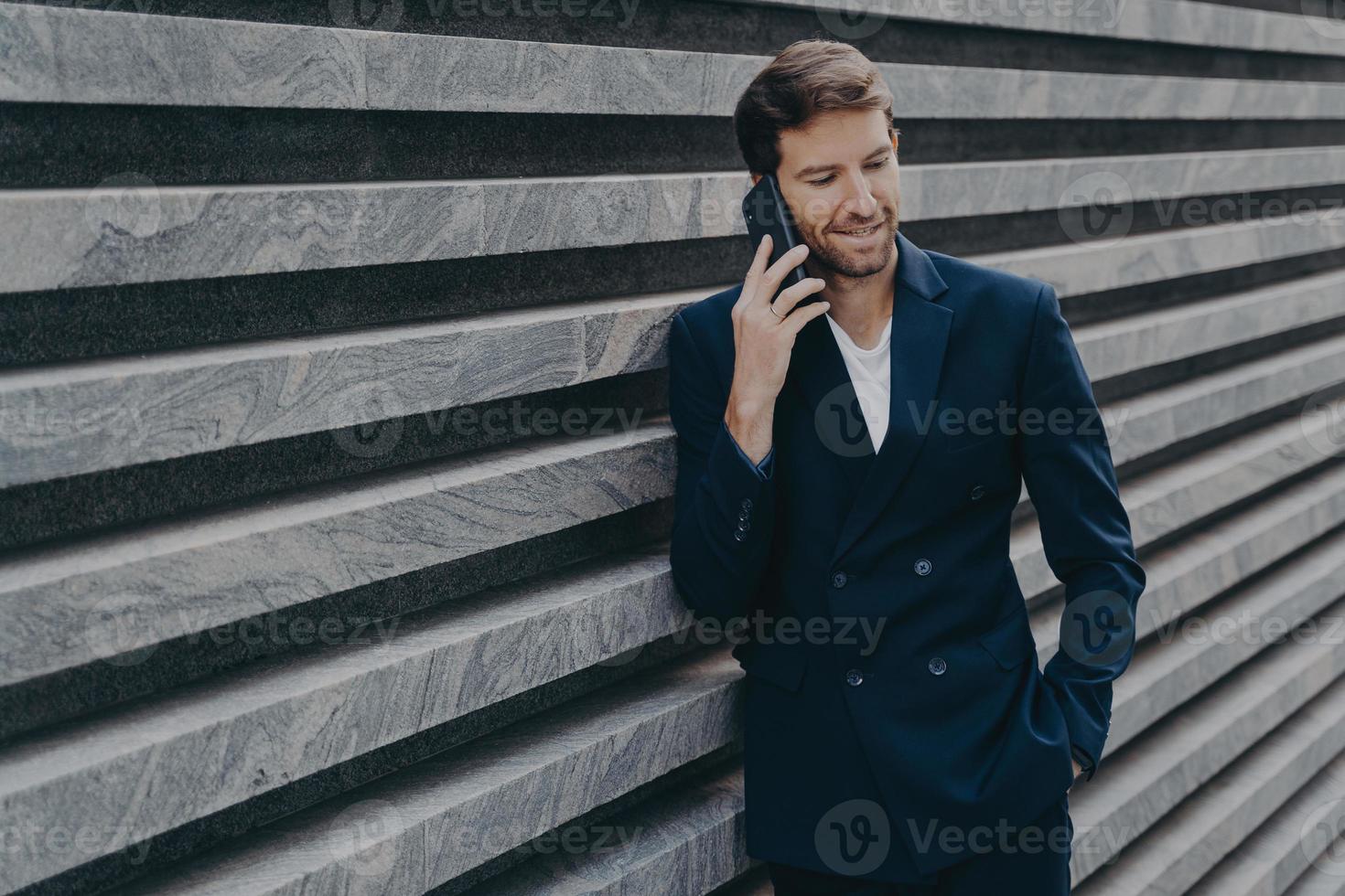 advogado masculino de sucesso faz conversas de consulta via smartphone foto