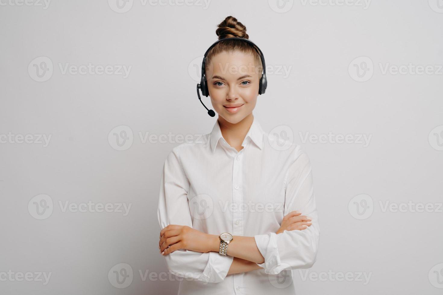 controlador de tráfego aéreo feminino confiante na camisa branca foto