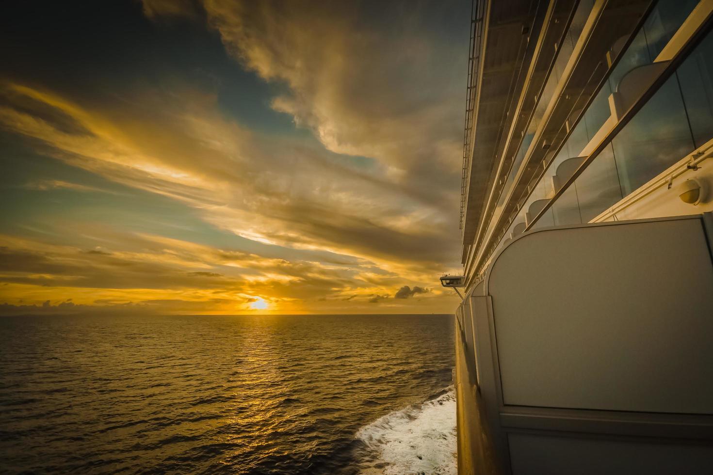pôr do sol em um navio de cruzeiro foto