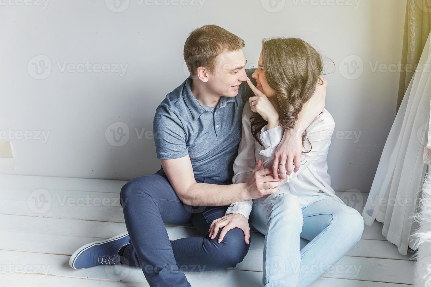romântico casal sexy apaixonado se divertindo juntos. jovem abraçando namorado, fundo branco foto