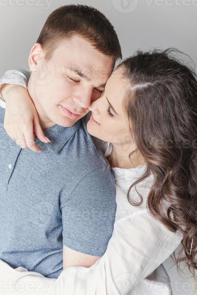 romântico casal sexy apaixonado se divertindo juntos. jovem abraçando namorado, fundo branco foto