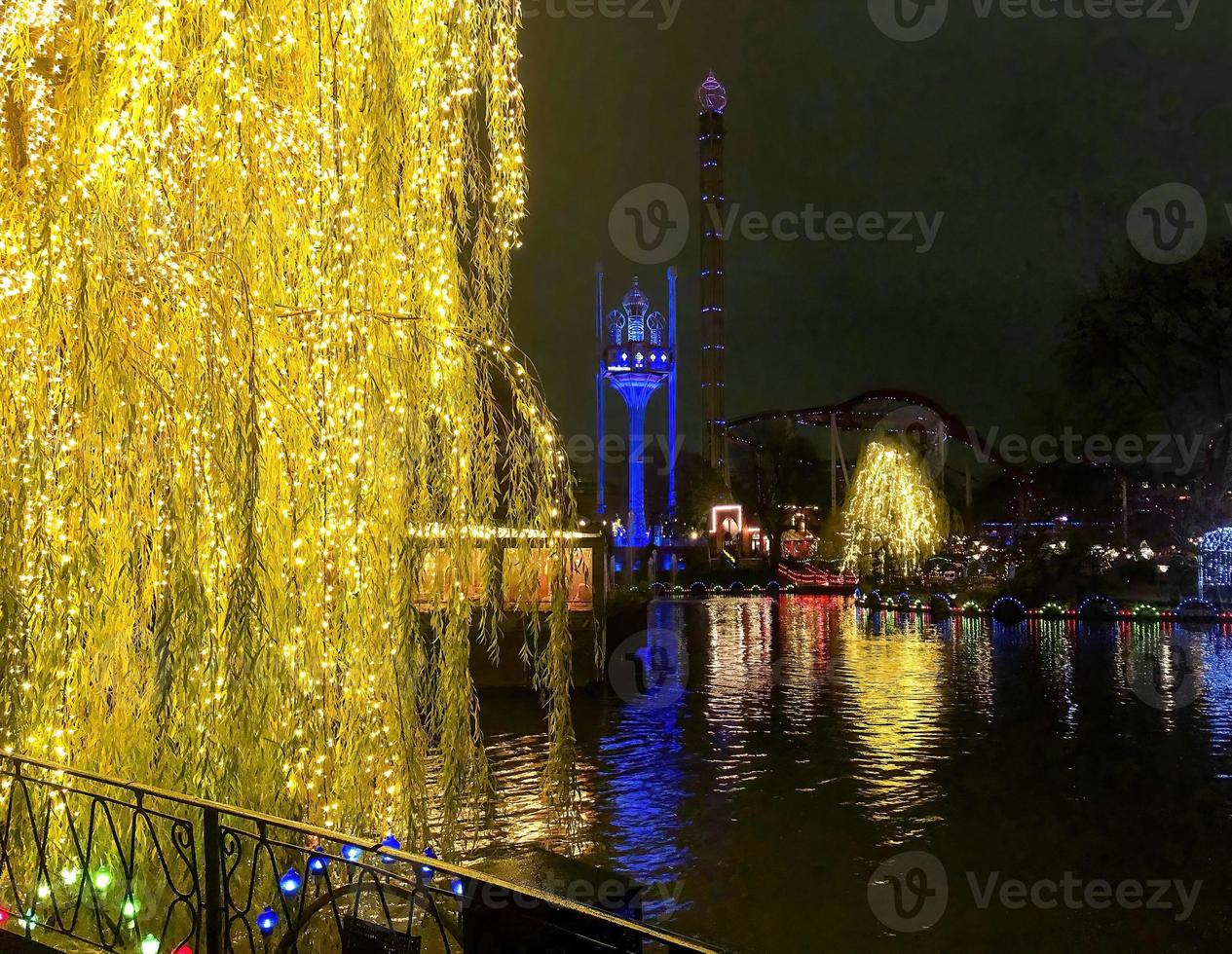 parque tivoli em copenhague à noite foto