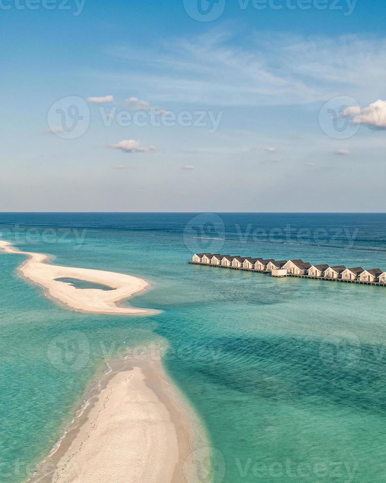 cenário paradisíaco das maldivas. paisagem aérea tropical, marinha, bangalôs de villas de água com incrível mar e praia de lagoa, natureza tropical. banner de destino de turismo exótico, férias de verão foto