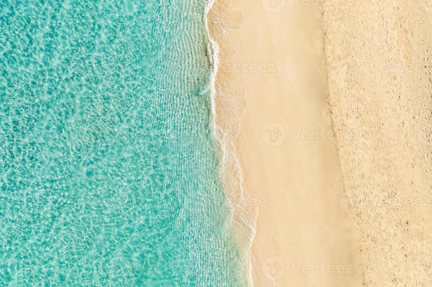 relaxante cena aérea de praia, banner de modelo de férias de férias de verão. ondas surfam com incrível lagoa azul do oceano, costa do mar, litoral. vista superior do drone aéreo perfeito. praia tranquila e iluminada, beira-mar foto