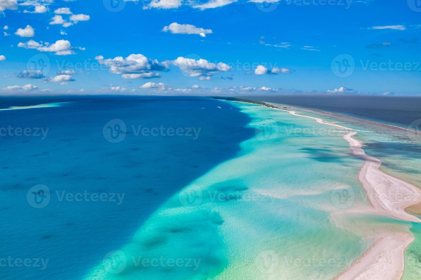 relaxante cena aérea de praia, banner de modelo de férias de férias de verão. ondas surfam com incrível lagoa azul do oceano, costa do mar, litoral. vista superior do drone aéreo perfeito. praia tranquila e iluminada, beira-mar foto