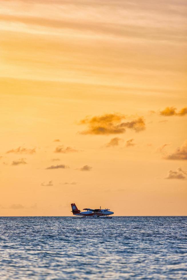 02.02.22, hidroavião de cena exótica do atol de ari no pouso no mar das maldivas. hidroavião pousando no mar do sol. férias ou férias no fundo das maldivas. transporte aéreo, hidroavião pousando na beira-mar do amanhecer foto