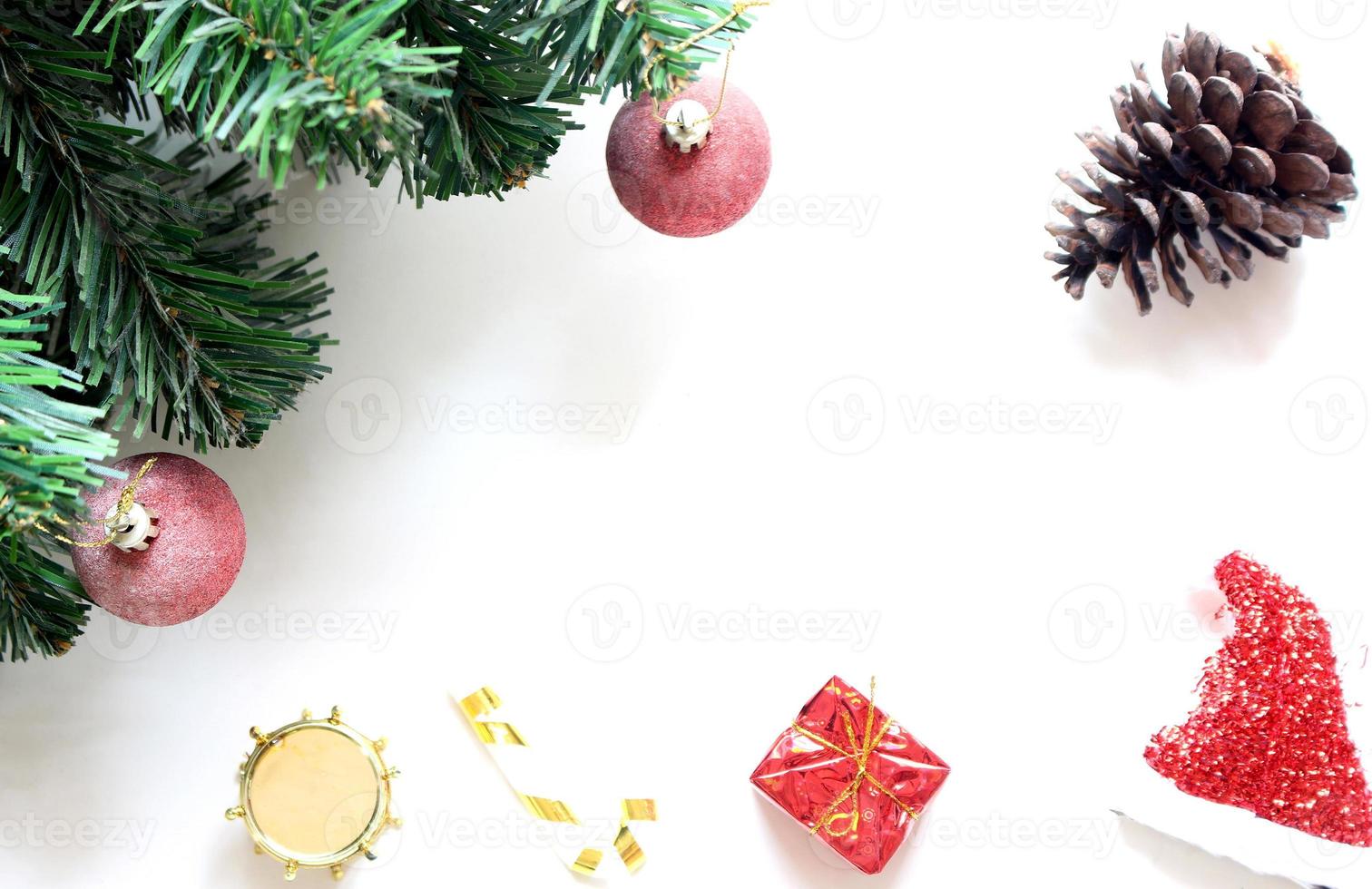 árvore de natal com bola de decorações e presente de caixa em fundo branco foto