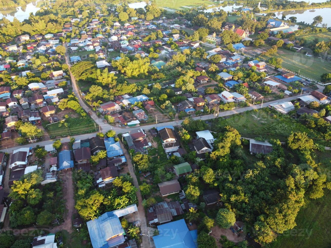 fotografia aérea de comunidades rurais ao nascer do sol da manhã foto