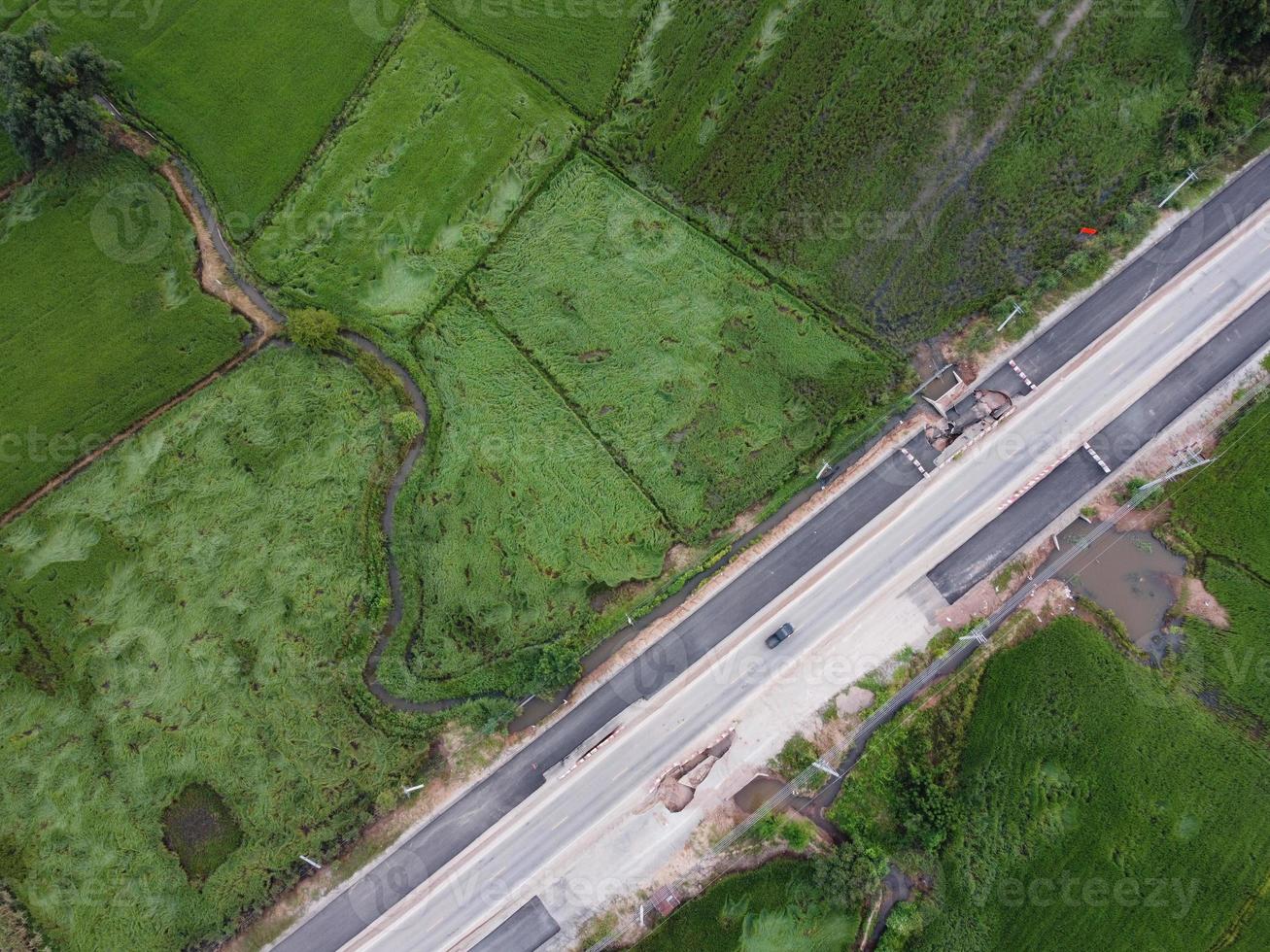 fotografias aéreas mostram estradas danificadas por inundações. foto