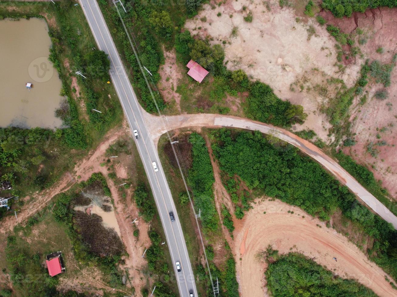fotografias aéreas de drones sinuosa estrada rural foto