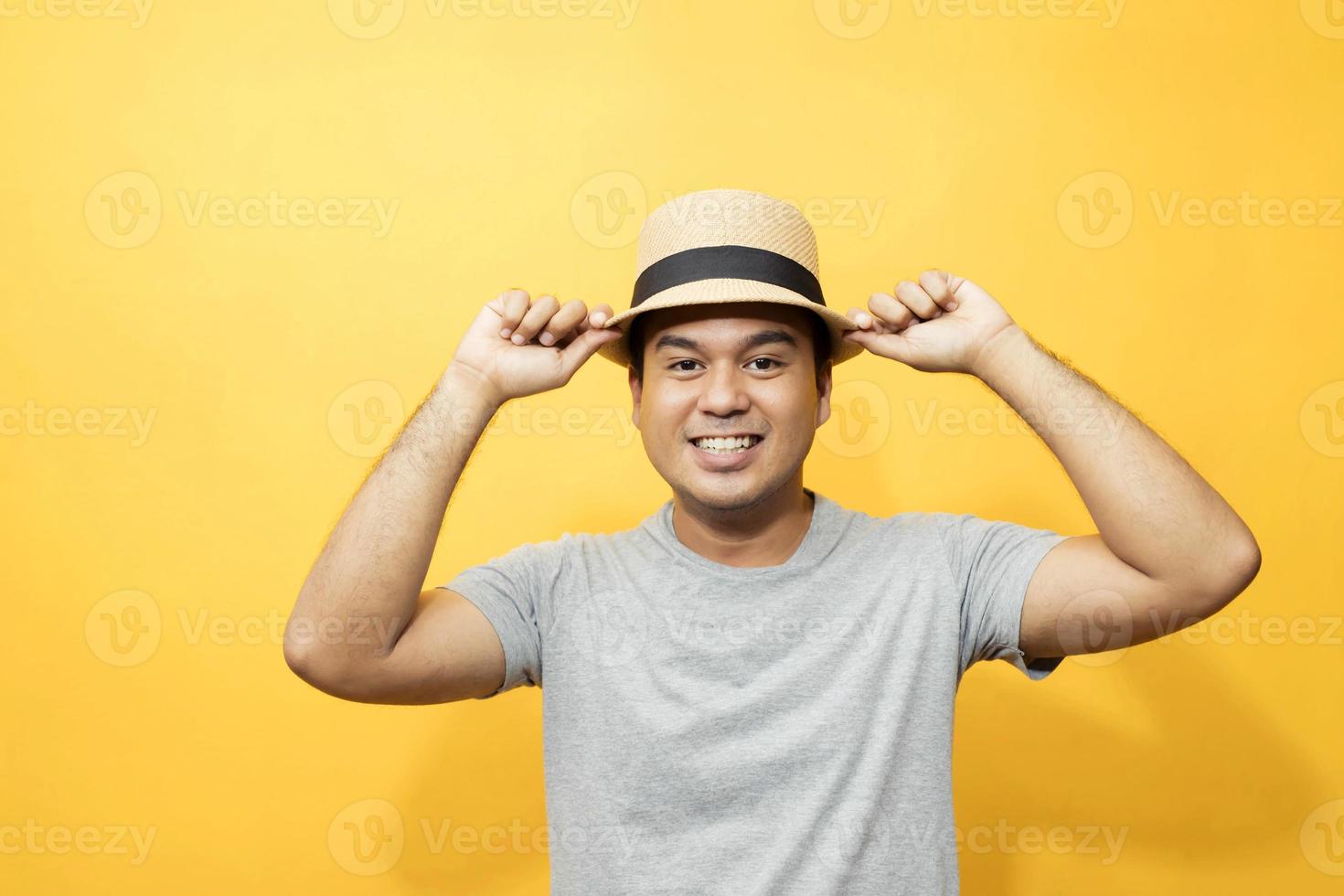 um homem bonito de bom humor em pé no fundo amarelo foto