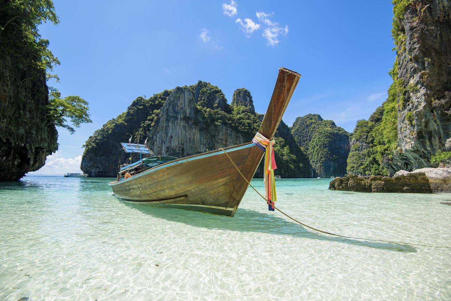 barco tailandês de cauda longa nas ilhas phi phi foto