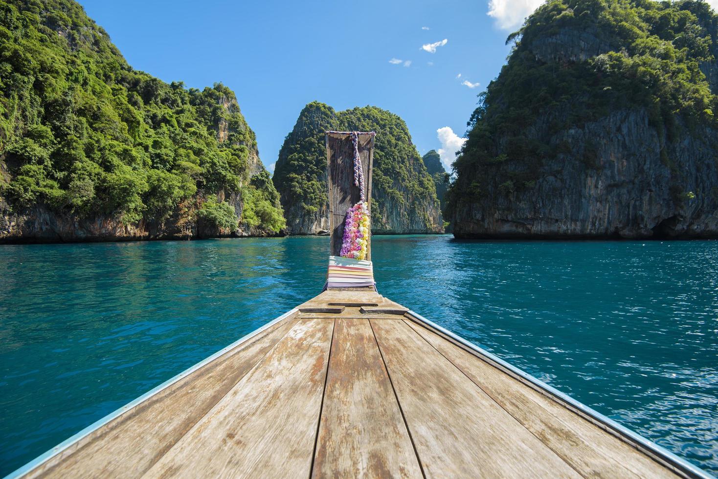 barco de cauda longa nas ilhas phi phi, tailândia foto