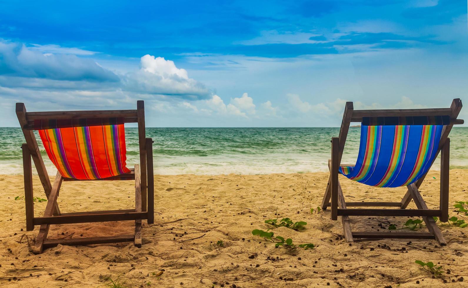 duas cadeiras de praia foto