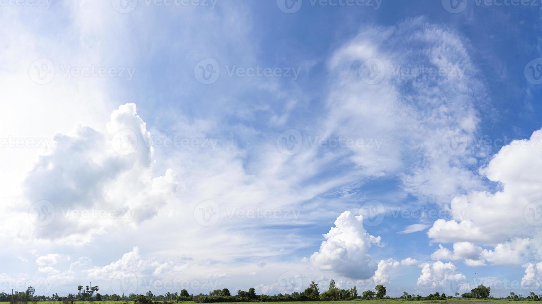 céu azul e linda nuvem com árvore. fundo de paisagem simples para a temporada de verão. melhor vista meteorológica para viajar. cenário do céu foto