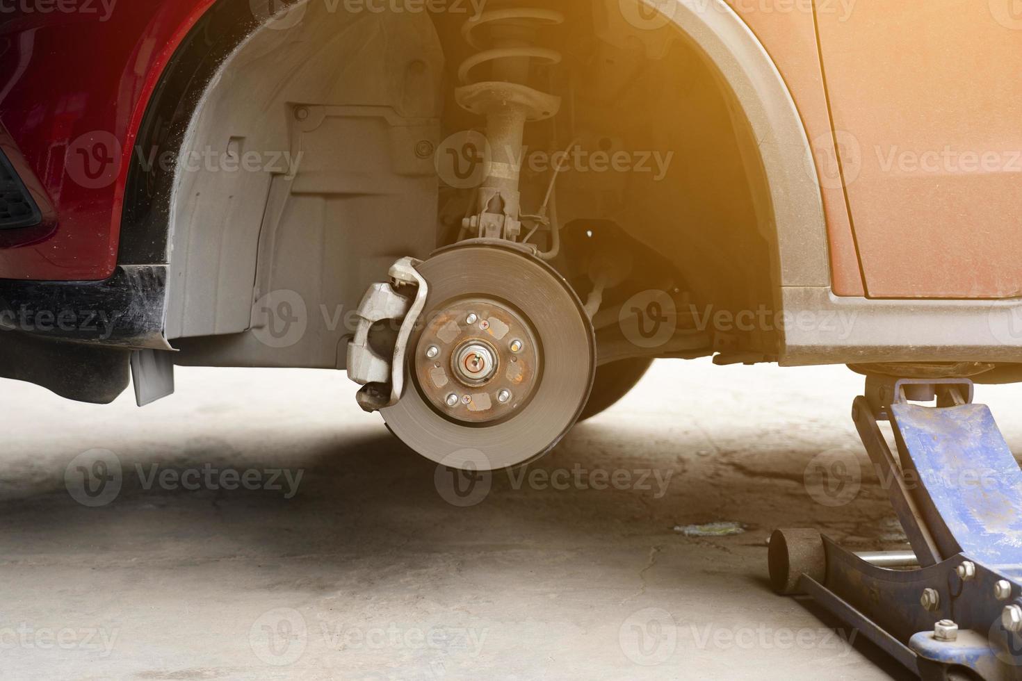 discos de freio sem conceito de manutenção wheel.car. remova as rodas do carro em preparação para o remendo do pneu. centro de serviço de reparação automóvel foto