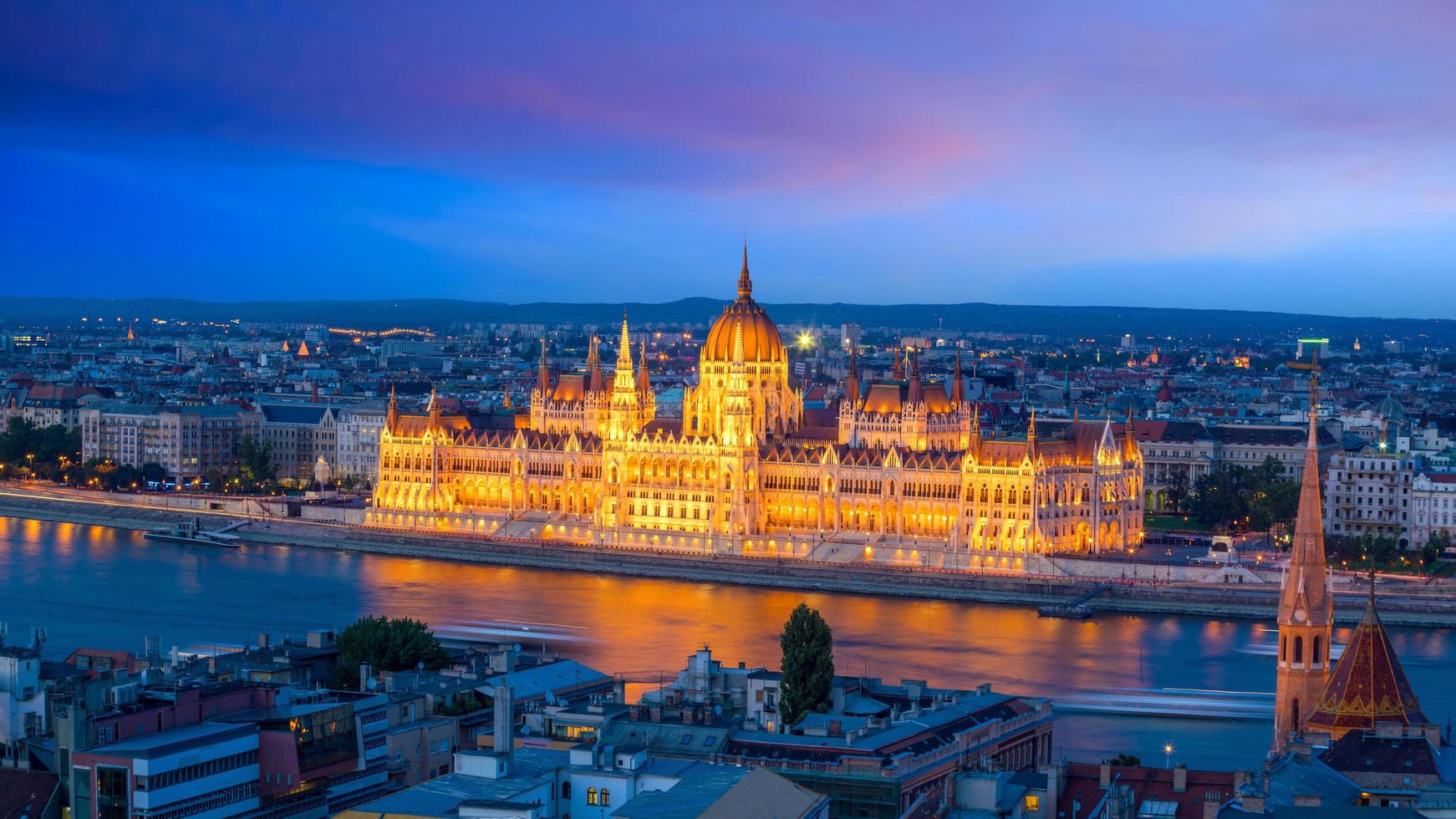 horizonte do centro de budapeste na hungria foto