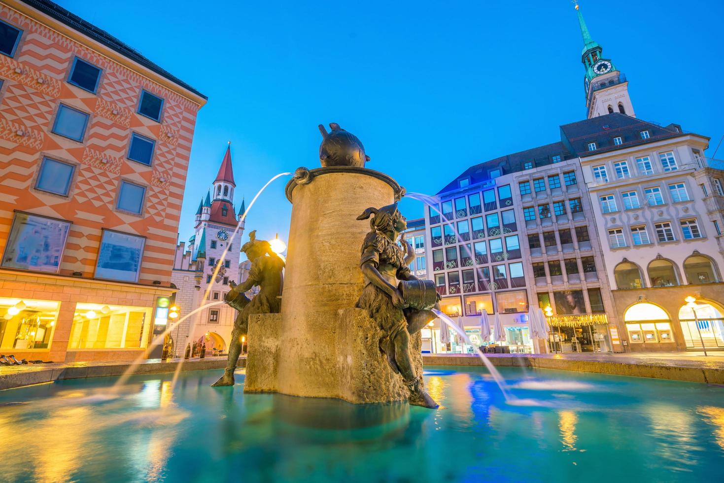 antiga prefeitura na praça marienplatz em munique foto