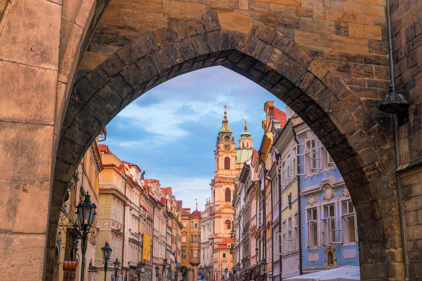 ponte charles e horizonte da cidade de praga foto