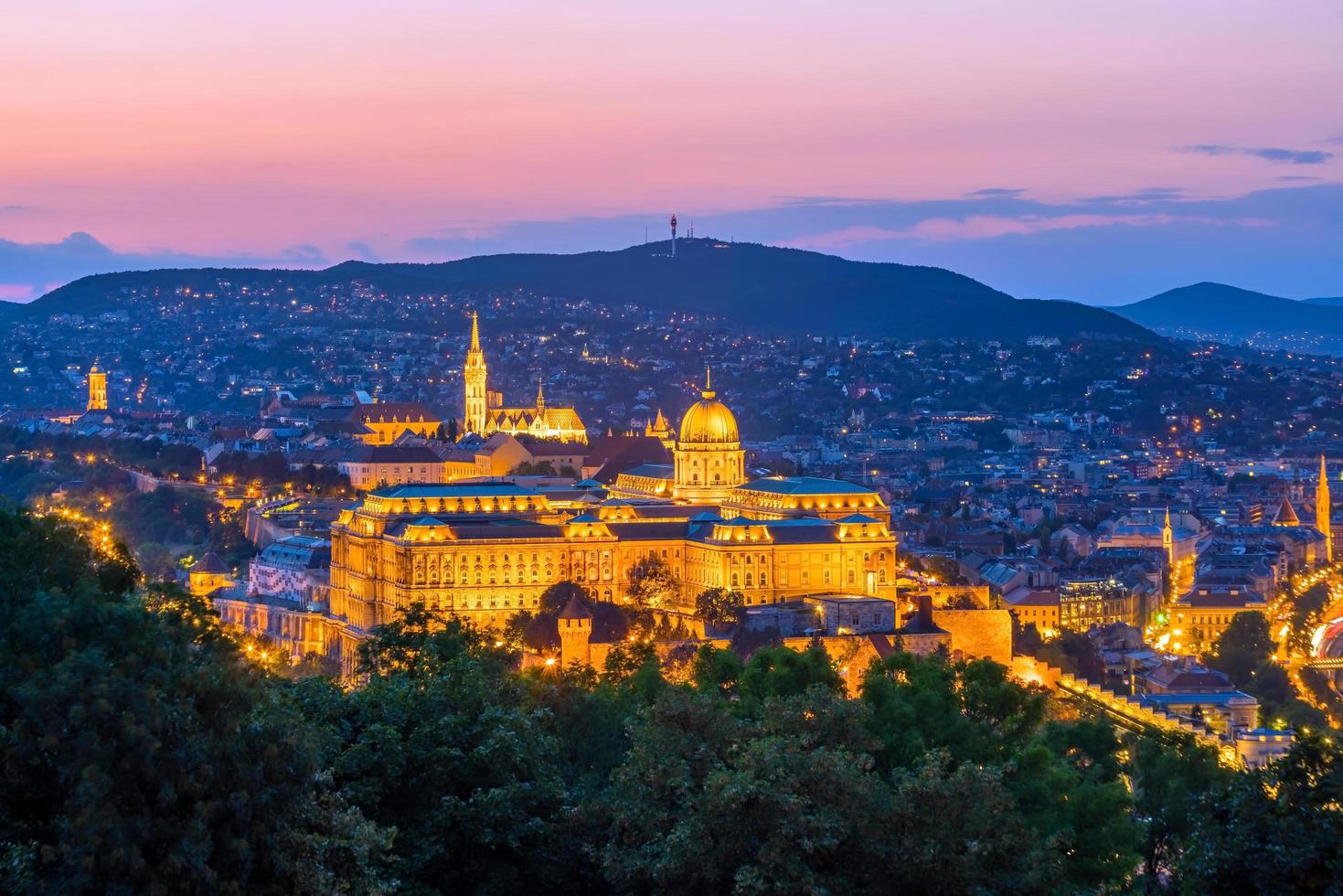 skyline do centro de budapeste na hungria à noite foto