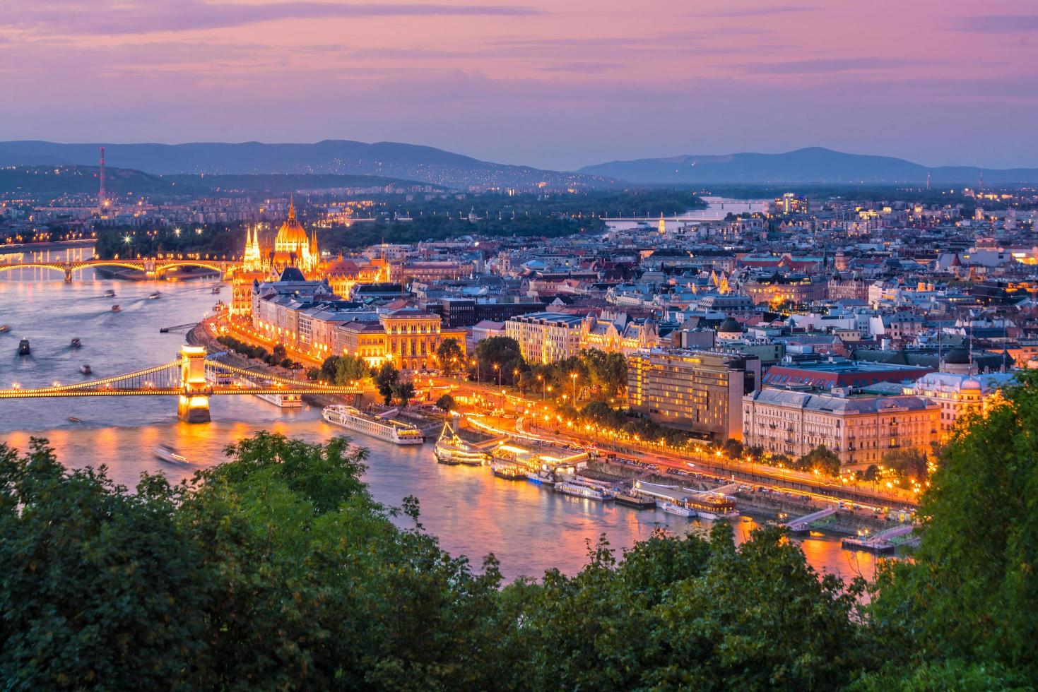 horizonte de budapeste à noite foto