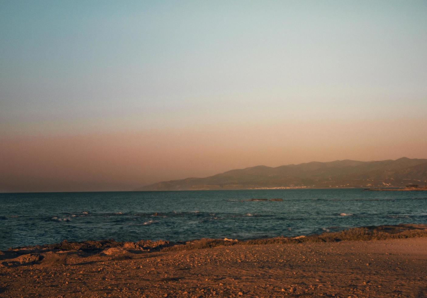 mar de creta no pôr do sol com um lindo céu gradiente foto