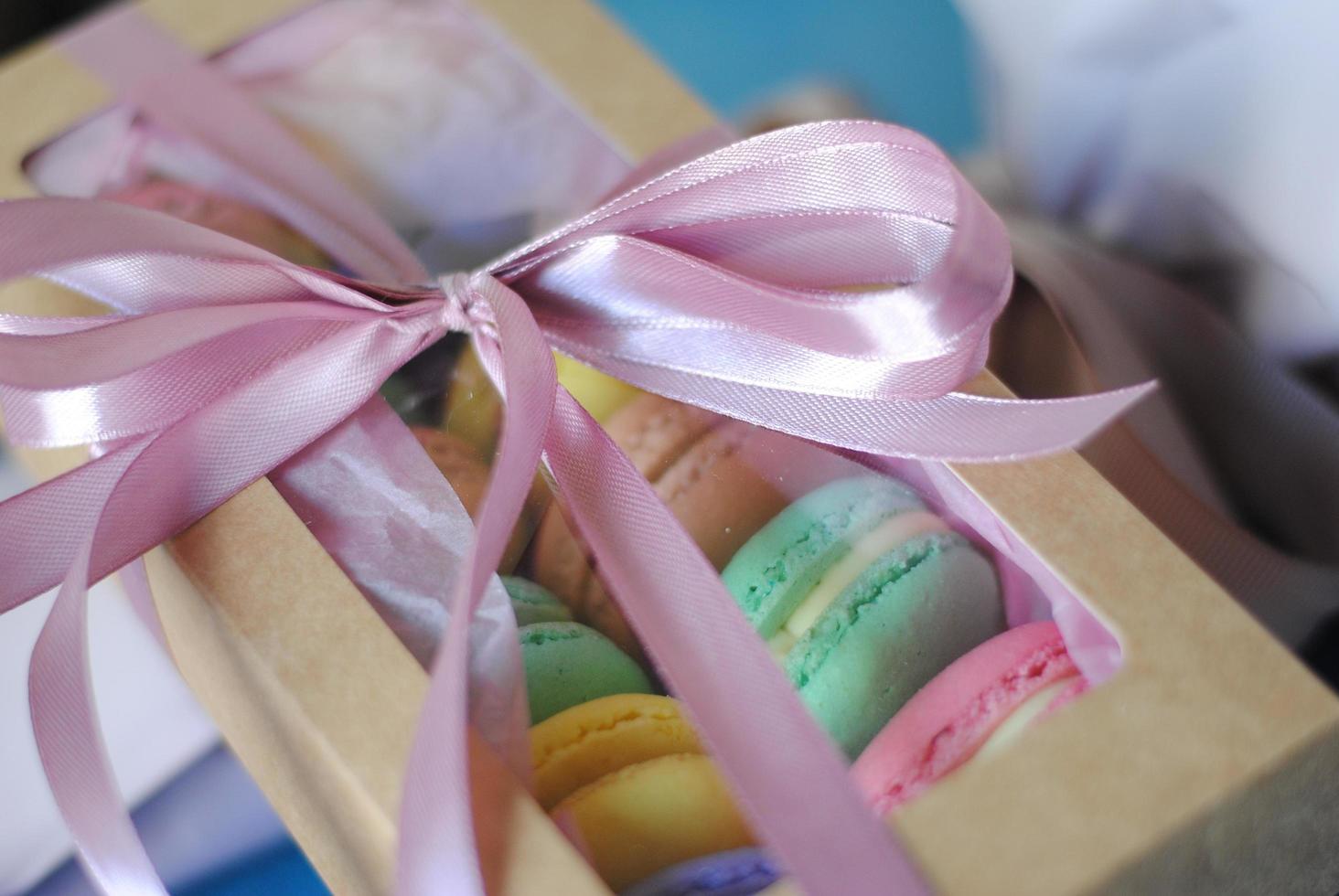 Macaron colorido em uma caixa bonita com fita, biscoitos franceses de macaroon foto