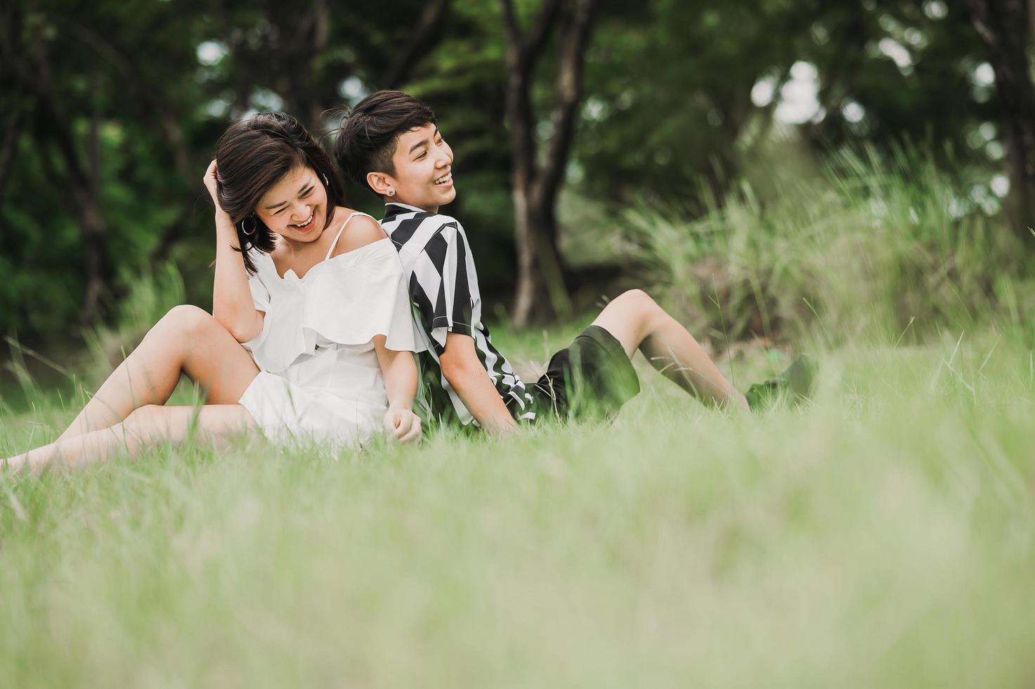 casal asiático no parque foto